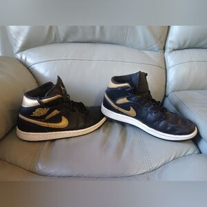 Nike Air Jordan 1 Mid Size 9.5